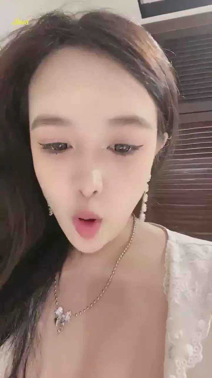 被包养的爆乳骚二奶趁老头不在家和情人直播啪啪